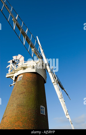 Le Lansdowne Arms Moulin de drainage, rivière Bure, Norfolk Broads, East Anglia, Angleterre, RU Banque D'Images