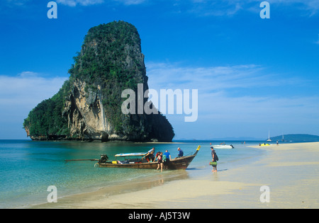 Les touristes arrivant par bateau longtail au Pra Nang Cave Beach près de Krabi en Thaïlande Banque D'Images