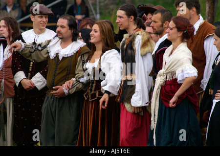 Foule de villageois en costume traditionnel médiéval Banque D'Images