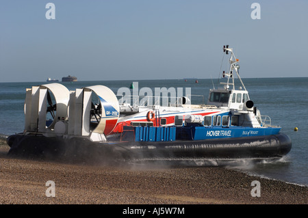 Service d'aéroglisseur de quitter la plage de Southsea à Isle of Wight Banque D'Images