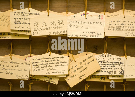 La prière des plaques lors d'un temple au Japon Banque D'Images