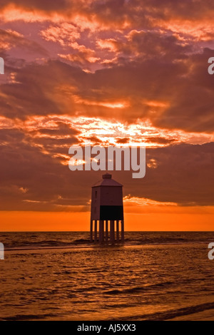 Vieux phare au coucher du soleil, Burnham on sea, dans le Somerset. Banque D'Images