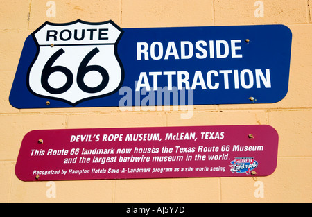 Panneau route 66 Roadside attraction devant le Devils Rope Museum à McLean, Texas, États-Unis. Banque D'Images