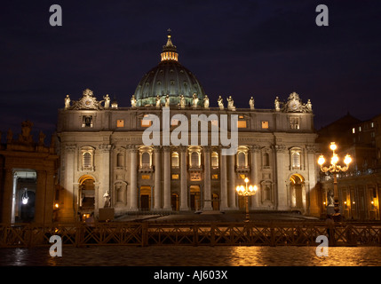 Basilique St Pierre et le Square de nuit Vatican Rome Banque D'Images