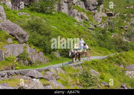 Les touristes en voiture Jaunting 'Gap of Dunloe' County Kerry Ireland Banque D'Images