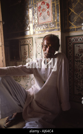 Portrait du prêtre Brahmin assis dans un haveli avec lumière naturelle de l'extérieur à Jaisalmer, Rajasthan, Inde. Banque D'Images