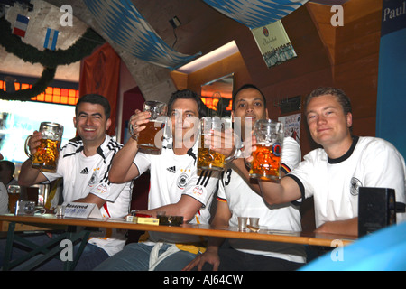 L'Allemagne contre l'Equateur, Coupe du Monde 2006, l'Oktoberfest 678-680 Fulham Road London Banque D'Images