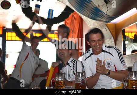 L'Allemagne contre l'Equateur, Coupe du Monde 2006, l'Oktoberfest 678-680 Fulham Road London Banque D'Images