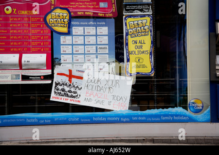 Agence de voyage Thomas Cook afficher la fenêtre, Hammersmith, London, Coupe du Monde 2006 Banque D'Images