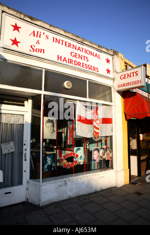 Croix de Saint George drapeau en coiffure pour fenêtre, Goldhawk Road, à l'ouest de Londres, Coupe du Monde 2006 Banque D'Images