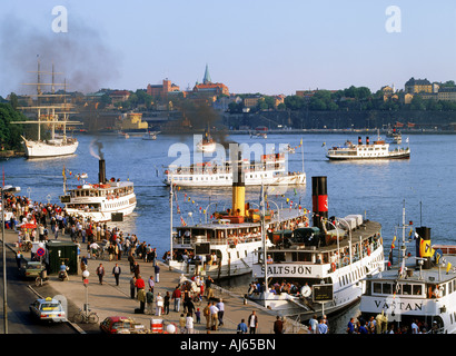 Les passagers et les paquebots à Blasieholmen Island en face du Grand Hôtel sur bateau de l'archipel de Stockholm en journée Banque D'Images