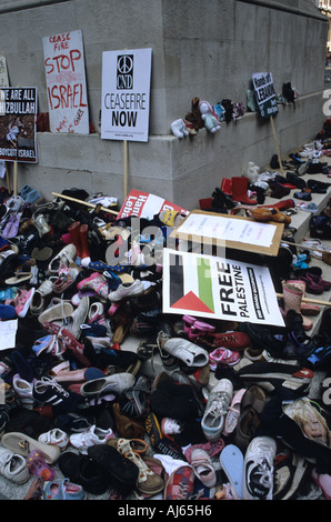 Chaussures et bannières sur le cénotaphe à Londres pour protester contre la guerre en Irak et Israël de l'occupation de la Palestine Banque D'Images