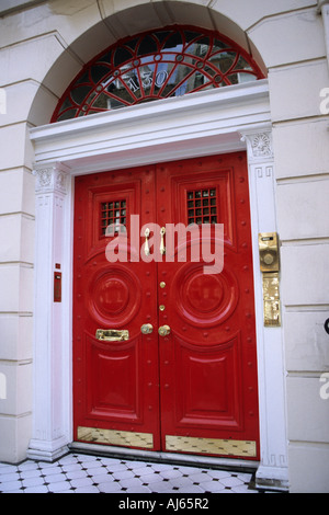 La porte rouge vif en Harley Street London Banque D'Images