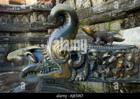 PATAN golden or bronze figure sculpture dans Bakhtapur Asie Népal rois king palace coucher du soleil coucher du soleil Gargoyle Banque D'Images