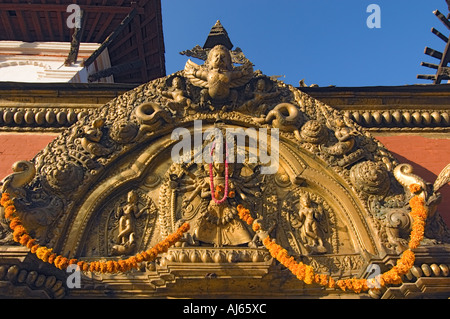 Or golden PATAN figure sculpture en Asie Népal Bakhtapur kings palace king coucher du soleil coucher du soleil Banque D'Images