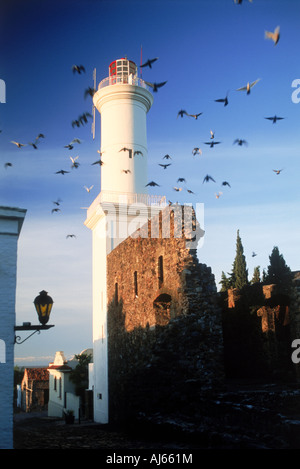 Phare sur la rue latérale à Colonia del Sacramento en Uruguay Banque D'Images