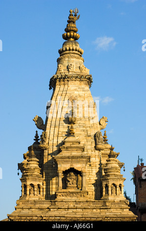 PATAN golden temple or bronze sculpture en pierre figure dans Bakhtapur Népal Asie près de King kings palace coucher du soleil coucher du soleil Banque D'Images