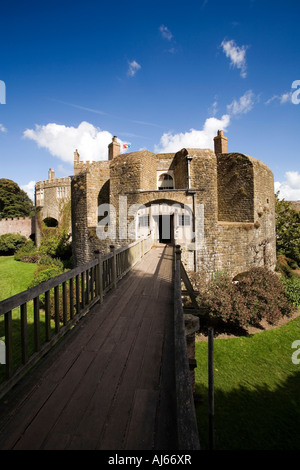 Château Walmer Deal Kent UK passerelle sur les douves en bois Banque D'Images