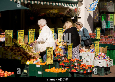 UK Kent Deal High Street Shopping affichage des fruits à vendre à légumes Banque D'Images