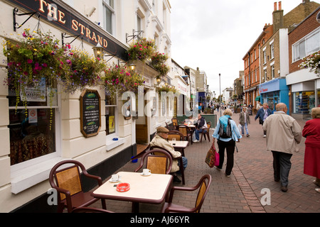 UK Kent s'occuper des clients assis dehors Strand Street Pub Banque D'Images
