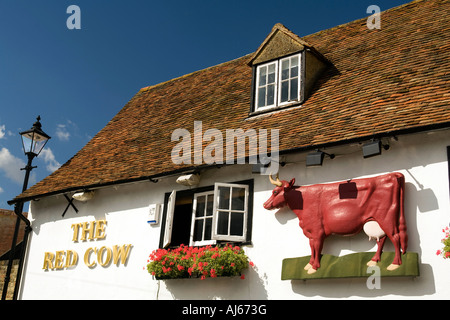 Sandwich Kent UK Moat seul grand panneau sur le côté de la vache rouge Public House Banque D'Images