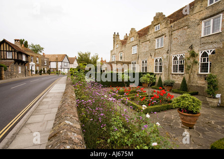 Sandwich Kent Royaume-uni Strand Street et Manwood jardin cour Banque D'Images