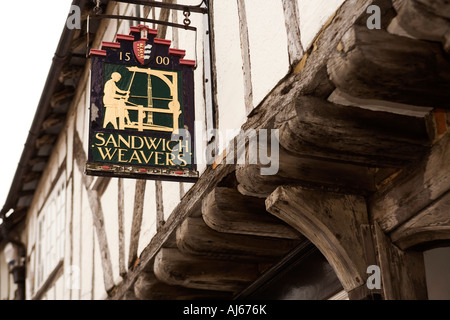 Sandwich Kent Royaume-uni Strand Street les tisserands signer sur cadre en bois médiévale historique maison des tisserands flamands des réfugiés Banque D'Images