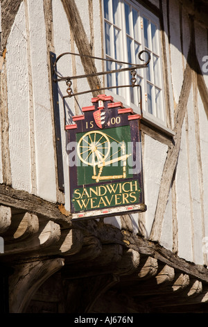 Sandwich Kent Royaume-uni Strand Street les tisserands signer sur cadre en bois médiévale historique maison des tisserands flamands des réfugiés Banque D'Images
