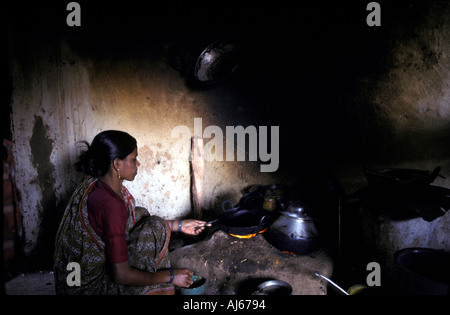 Dans la cuisine indienne cuisine de base d'un contrôle routier cafe Banque D'Images