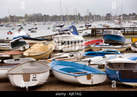 West Sussex virilité Peninsula Itchenor bateaux dans Chichester Harbour à marée basse Banque D'Images