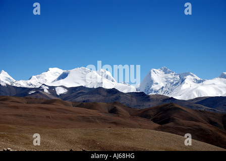 Image drapeaux de prière la grande chaîne de montagnes de l'Himalaya qui est clairement vu du haut de la 5200m Shung La pass au Tibet Banque D'Images