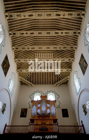 Le plafond en bois et d'orgue à tuyaux de Colegiata de Nuestro Salvador Iglesia Patio Almohades Dependencias dans l'ancienne partie de l'Église Banque D'Images