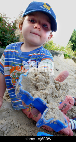 Petit garçon avec moule de sable Banque D'Images