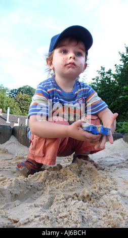 Petit garçon dans le bac à sable Banque D'Images