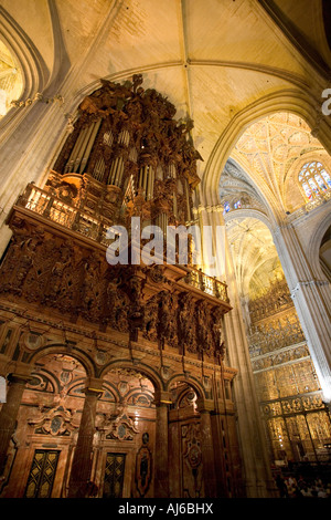 Un orgue à tuyaux sculpté et décorée à l'intérieur de la cathédrale de Séville SEVILLE Espagne Banque D'Images