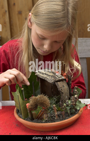 Enfant handikrafting avec nature materials Banque D'Images