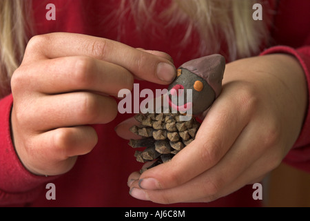 Enfant handikrafting un nain hors de nature materials Banque D'Images