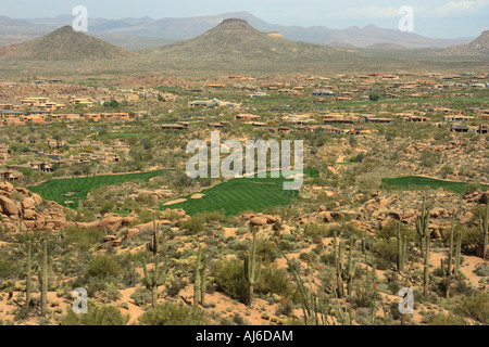 Estancia golf, vue de Pinnacle Peak au nord, USA, Arizona, Nord de Scottsdale, Scottsdale Banque D'Images