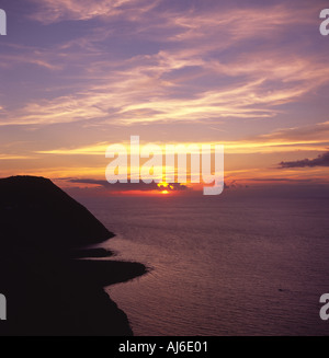 Magnifique coucher de soleil en jaune rouge et bleu plus de Lynton et Lynmouth le Canal de Bristol à partir de Countisbury Hill North Devon, Angleterre Banque D'Images