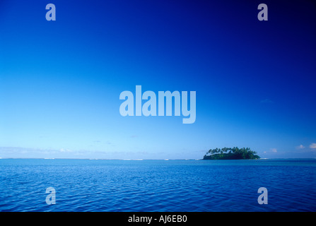 Petite île tropicale à l'horizon dans les Îles Cook Polynésie Française Océan Pacifique Sud Banque D'Images
