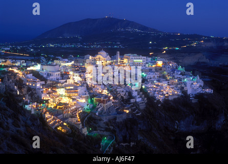 Aperçu de la ville de Thira ou Fira de nuit sur l'île de Santorin en Grèce Europe Banque D'Images