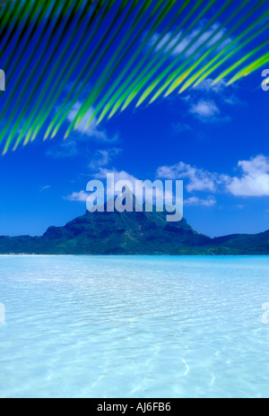 Le Mont Otemanu et le lagon de l'île de Bora Bora à Tahiti Polynésie Française Océan Pacifique Sud Banque D'Images