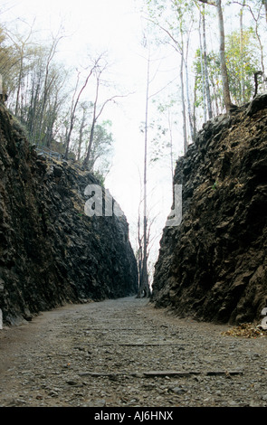 Konyu Hellfire Pass (Coupe) près de Kanchanburi sur la Birmanie - Thaïlande de fer. Banque D'Images