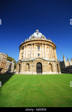 L'OXFORD Radcliffe Camera sur Radcliffe Square, vu de l'entrée arrière de l'église de l'Université de St Marie la Vierge Banque D'Images