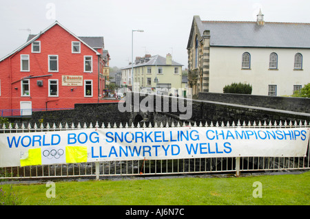 Championnats du monde Bog snorkelling bannière dans la ville de Llanwrtyd Wells Powys Pays de Galles UK GO Banque D'Images