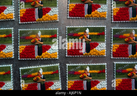 Aimants en forme de bulbe typiquement néerlandais et le moulin de terrain en vente à la scène de marché aux fleurs à Amsterdam Banque D'Images