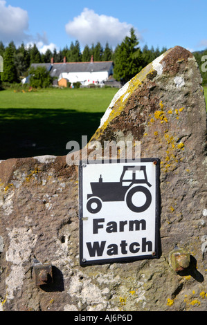 Regardez la ferme signe avec logo du tracteur sur old stone gate poster à l'entrée d'une ferme près d'Abergavenny Monmouthshire au Pays de Galles UK Banque D'Images