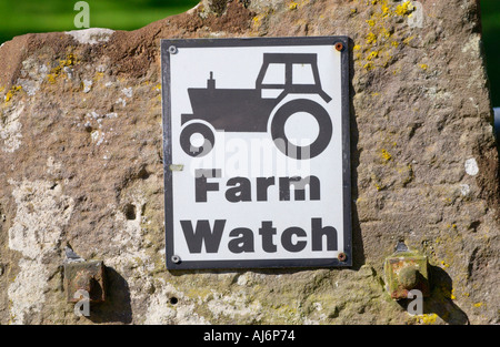 Regardez la ferme signe avec logo du tracteur sur old stone gate poster à l'entrée d'une ferme près d'Abergavenny Monmouthshire au Pays de Galles UK Banque D'Images