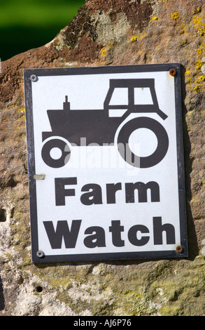 Regardez la ferme signe avec logo du tracteur sur old stone gate poster à l'entrée d'une ferme près d'Abergavenny Monmouthshire au Pays de Galles UK Banque D'Images