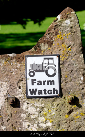 Regardez la ferme signe avec logo du tracteur sur old stone gate poster à l'entrée d'une ferme près d'Abergavenny Monmouthshire au Pays de Galles UK Banque D'Images